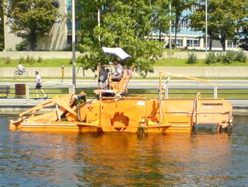 Orange manick som röjer upp i vår kanal
