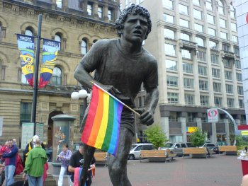 Staty med Prideflagga