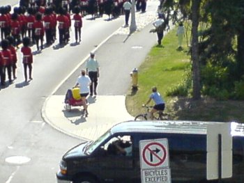En armé och en person som springer med en barnvagn